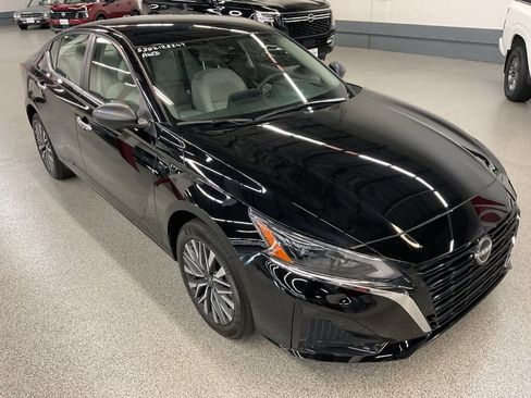 Used 2024 Nissan Altima 2.5 SV AWD/4WD image 3