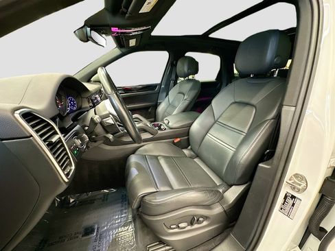 Certified 2022 Porsche Cayenne AWD/4WD image 5