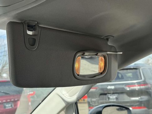 Used 2022 Chrysler Voyager LX image 10