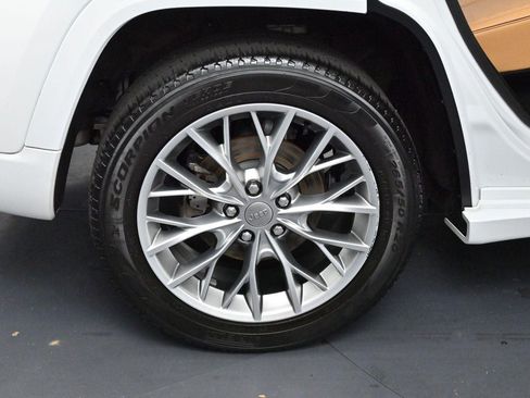 Used 2022 Jeep Grand Cherokee Summit w/ Luxury Tech Group V AWD/4WD image 39