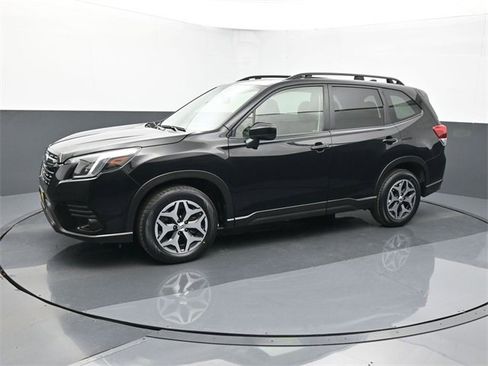 Used 2024 Subaru Forester Premium image 2