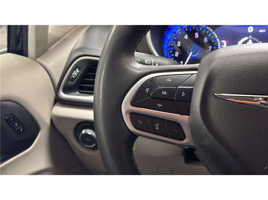 Used 2024 Chrysler Pacifica Touring-L FWD image 34