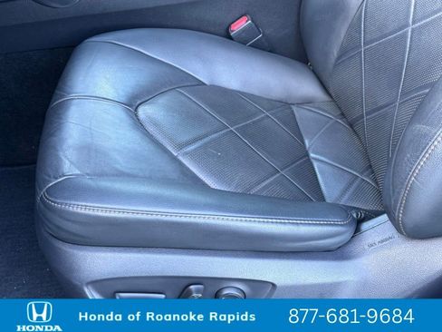 Used 2019 Toyota Camry XLE image 12