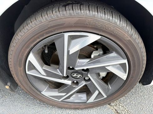 Used 2025 Hyundai Elantra SEL image 13