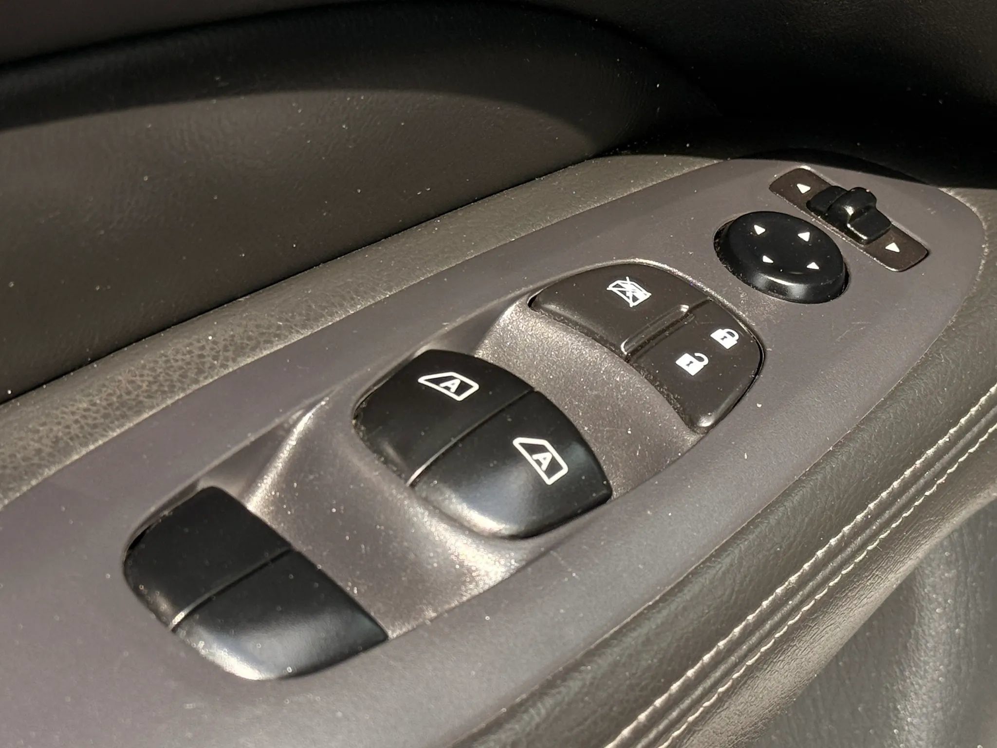 Used 2018 Nissan Pathfinder SV AWD/4WD image 24