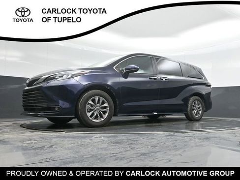 Used 2025 Toyota Sienna XLE image 45