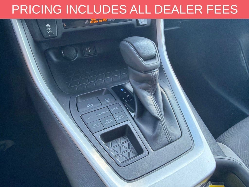 Used 2025 Toyota RAV4 XLE AWD/4WD image 14