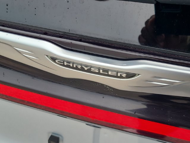 Used 2023 Chrysler Pacifica Touring-L FWD image 35