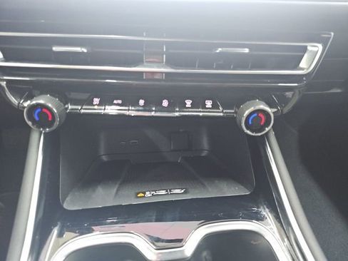 Used 2025 Chevrolet Traverse LT image 15