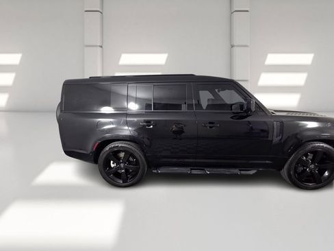 Used 2025 Land Rover Defender 130 X-Dynamic SE image 5