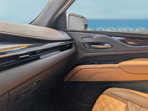 Used 2023 Cadillac Escalade ESV Premium Luxury image 33