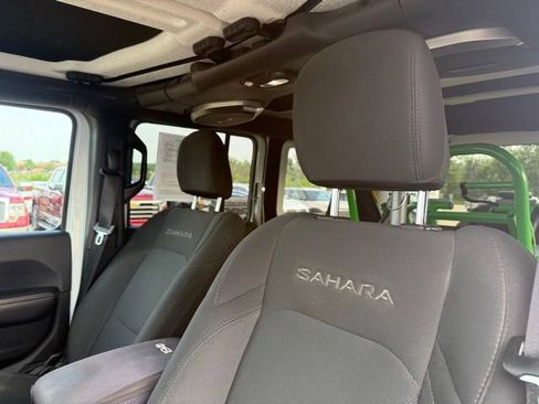 Used 2018 Jeep Wrangler Unlimited Sahara w/ LED Lighting Group AWD/4WD image 11