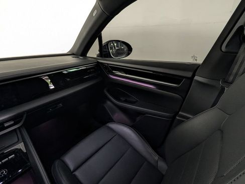 Certified 2025 Porsche Macan 4S Electric AWD/4WD image 21