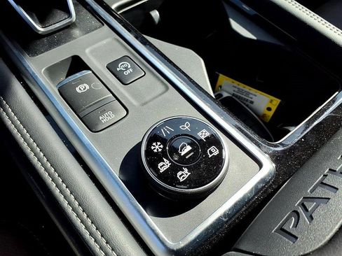 Used 2025 Nissan Pathfinder Platinum w/ Lighting Package (N92) image 25