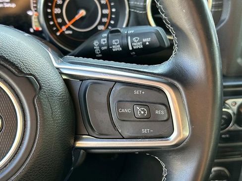 Used 2018 Jeep Wrangler Unlimited Sahara AWD/4WD image 28