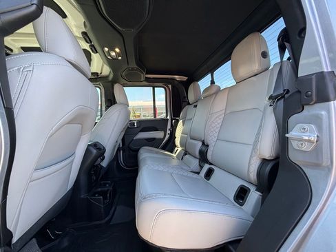 Used 2021 Jeep Gladiator Overland AWD/4WD image 7