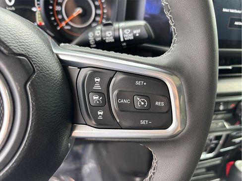 Used 2025 Jeep Wrangler Unlimited Sahara image 22