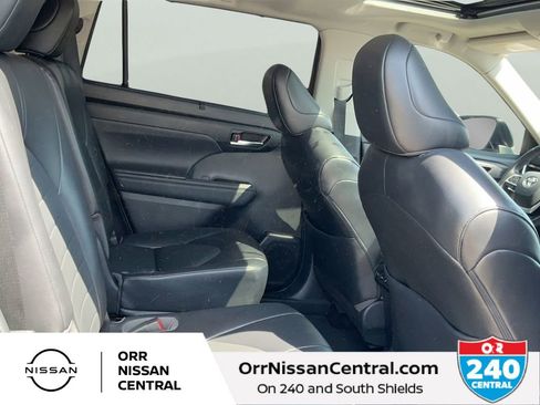 Used 2022 Toyota Highlander XLE AWD/4WD image 12