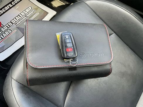 Used 2018 Toyota Prius Prime Premium image 19