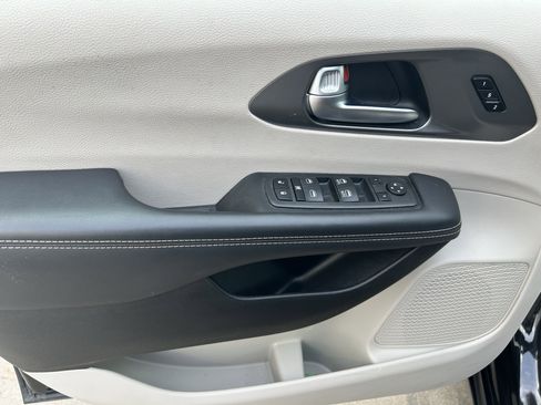 Used 2023 Chrysler Pacifica Touring-L FWD image 13