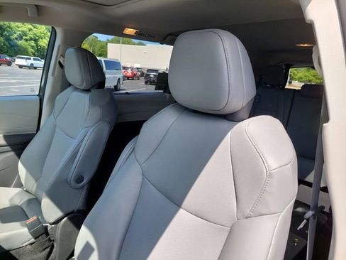 Used 2024 Toyota Sienna XLE w/ XLE Plus Package FWD image 9