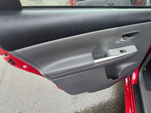 Used 2014 Toyota Prius V Five image 18