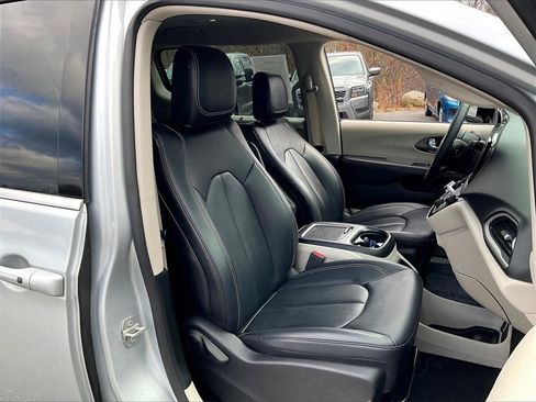 Used 2024 Chrysler Pacifica Touring-L image 10