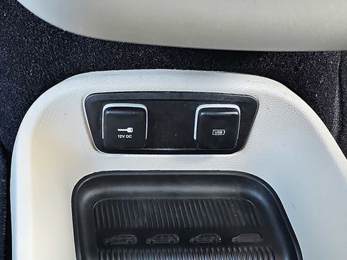 Used 2018 Chrysler Pacifica Touring-L w/ Tire & Wheel Group image 28