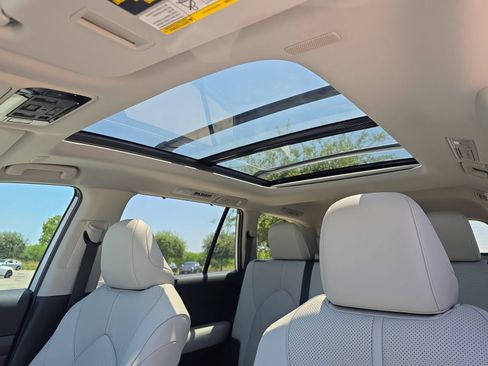 Used 2025 Toyota Grand Highlander AWD Hybrid image 27