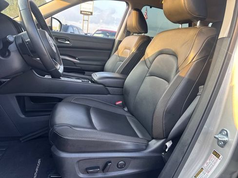 Used 2025 Nissan Pathfinder SL AWD/4WD image 17