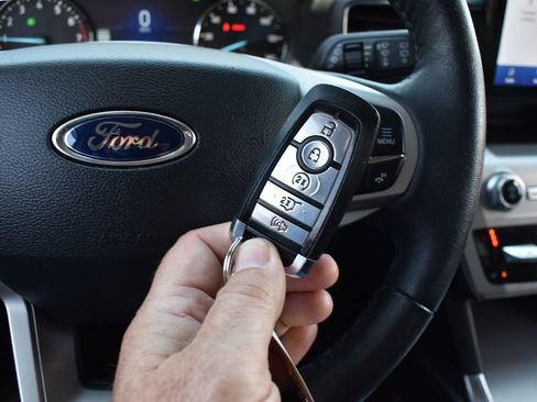 Used 2022 Ford Explorer XLT w/ Equipment Group 202A AWD/4WD image 12