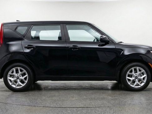 Used 2025 Kia Soul LX w/ LX Technology Package FWD image 11