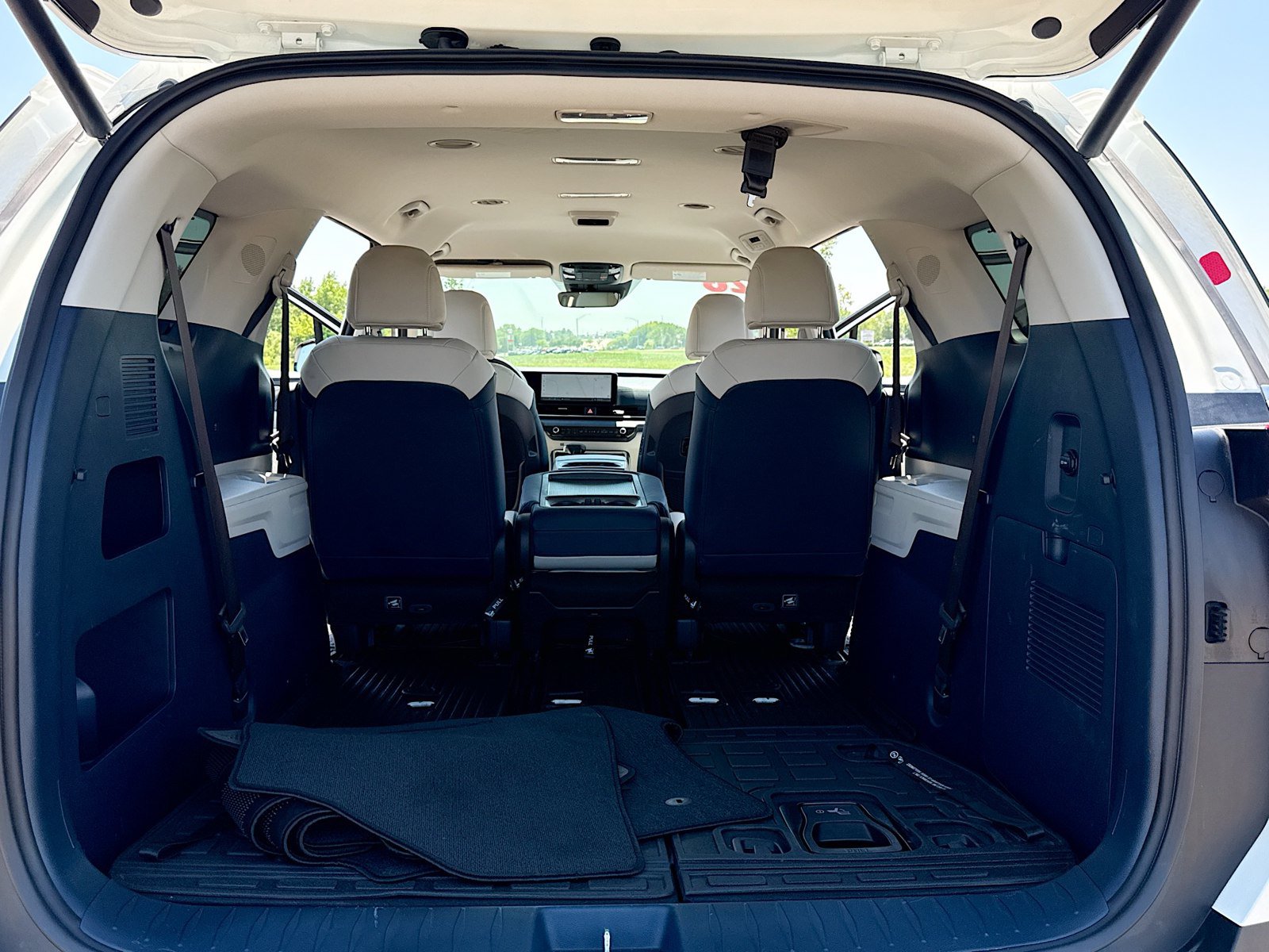 Used 2026 Kia Carnival EX FWD image 7