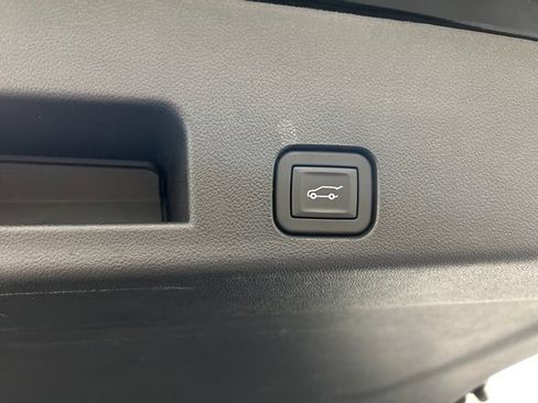 Used 2024 Chevrolet Traverse RS image 31