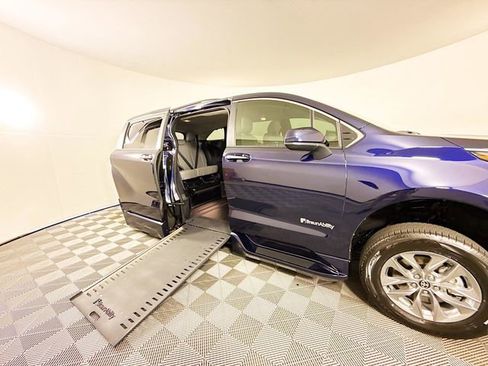 Used 2026 Toyota Sienna XLE FWD image 28