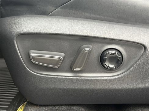 Used 2023 Toyota Venza Limited image 35