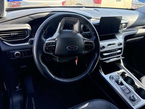 Used 2022 Ford Explorer XLT w/ Equipment Group 202A AWD/4WD image 6
