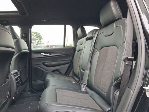 New 2025 Jeep Grand Cherokee Altitude image 6