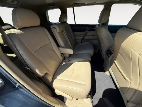Used 2012 Toyota Highlander Limited w/ Tow Pkg AWD/4WD image 18
