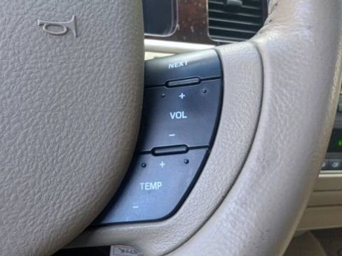 Used 2011 Lincoln Town Car Signature Limited image 24