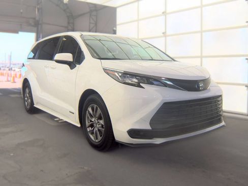 Used 2021 Toyota Sienna LE FWD image 4