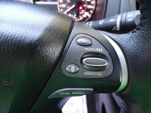 Used 2019 Nissan Pathfinder SV image 16