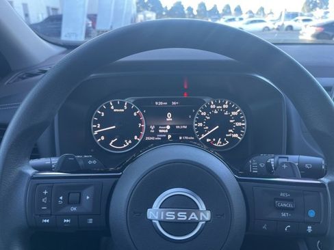 Used 2023 Nissan Rogue SV image 12