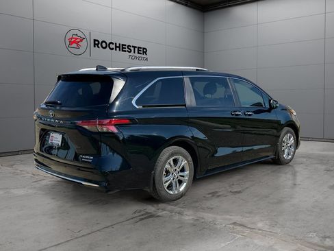Used 2022 Toyota Sienna Platinum AWD/4WD image 5