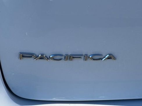 Used 2023 Chrysler Pacifica Touring-L image 49