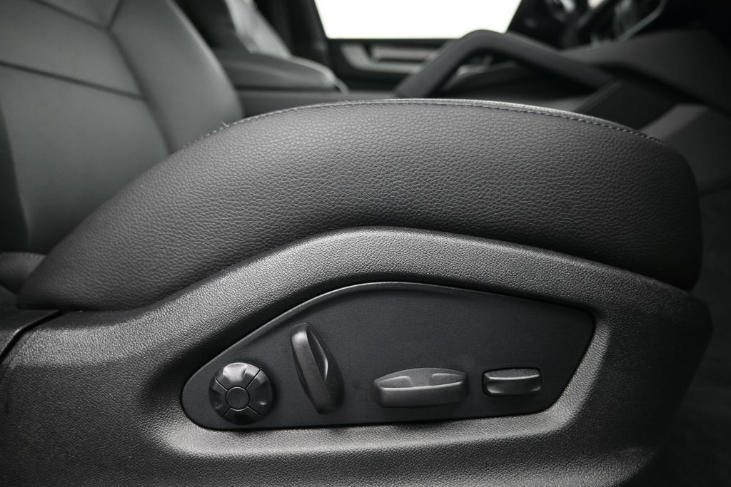 Used 2026 Porsche Cayenne AWD/4WD image 14