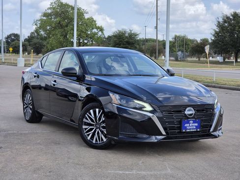 Used 2025 Nissan Altima 2.5 SV FWD image 2