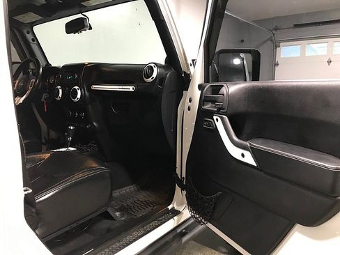 Used 2014 Jeep Wrangler Unlimited Sahara image 12