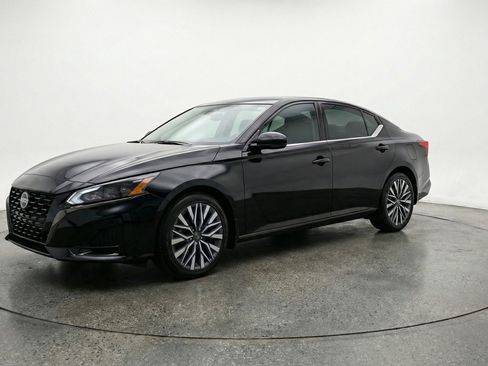 Used 2025 Nissan Altima 2.5 SV image 3