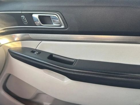 Used 2018 Ford Explorer XLT w/ Equipment Group 202A FWD image 18